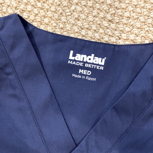 Landau Navy scrub top with pockets. 2 of them - Picture 3 of 3